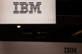 IBM的首席执行官停止了数千个后勤工作的招聘，并预测有50%的新工作会被AI取代，此前他参与投资的45亿美元科技独角兽公司获得新一轮2.35亿美元融资。